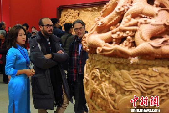 Изделия из дерева «Один пояс, один путь» представлены в Национальном музее Китая