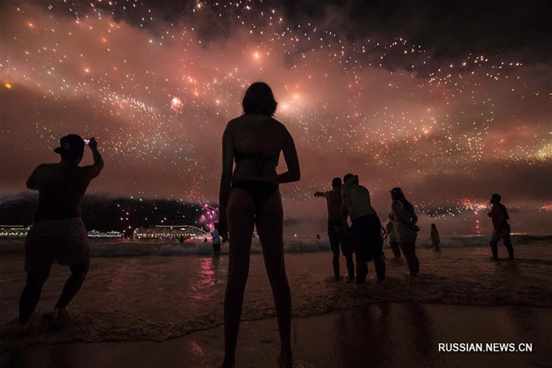 Новогодний фейерверк в небе над Рио-де-жанейро