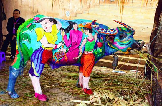Международный конкурс боди-арта на быках прошёл в уезде Цзянчэн