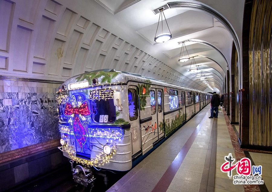 В московском метрополитене чувствуется глубокая праздничная атмосфера