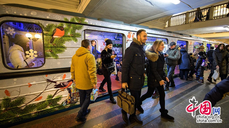 В московском метрополитене чувствуется глубокая праздничная атмосфера