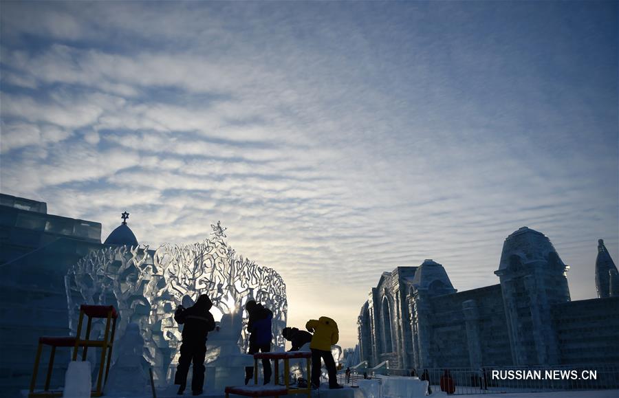 В харбинском парке "Мир льда и снега" бесформенные массы льда превращаются в произведения искусства