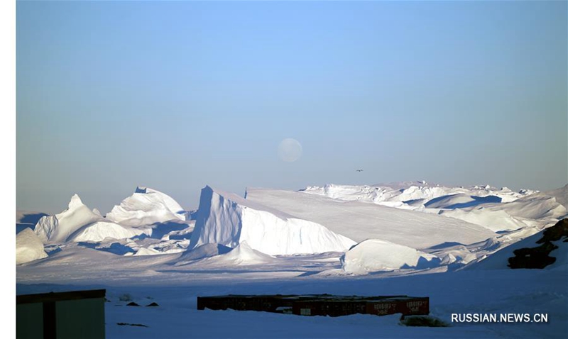 Великолепные ледяные горы в Антарктиде
