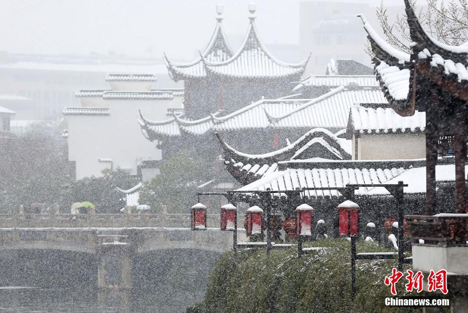 Сильный снегопад на юге Китая парализовал железнодорожное движение