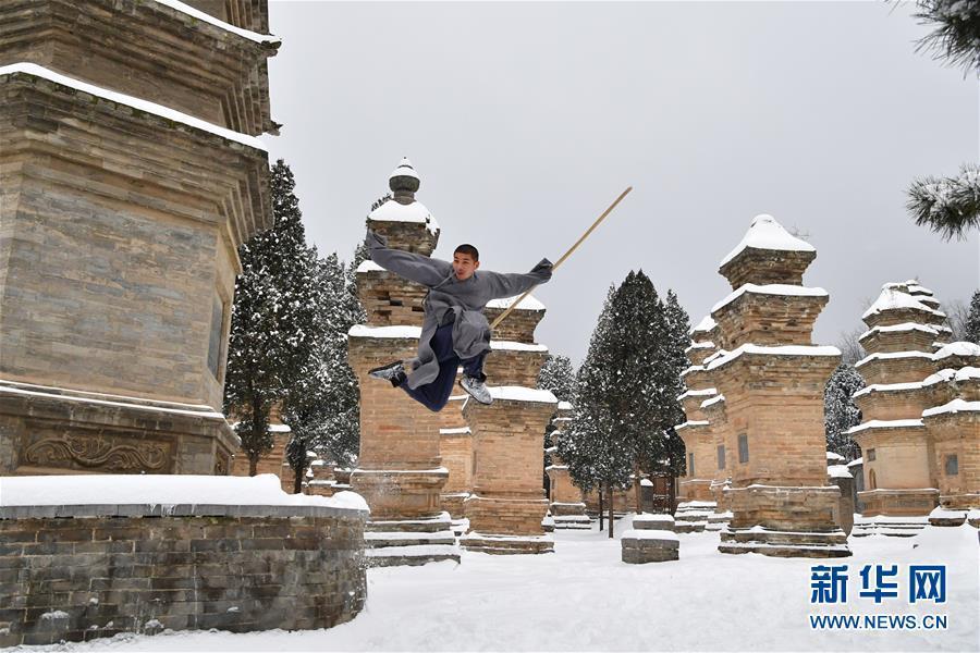 Шаолиньские монахи показали боевое искусство на снегу