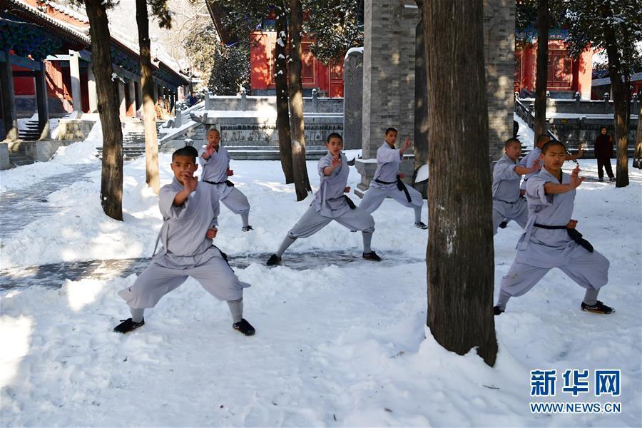 Шаолиньские монахи показали боевое искусство на снегу