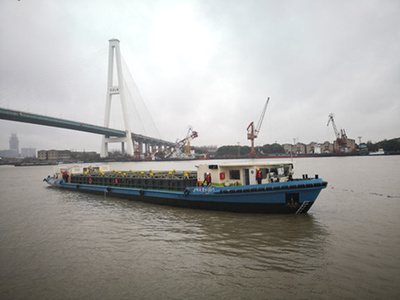 В Шанхае впервые отправилось судно с бытовыми отходами на экологически чистом источнике энергии