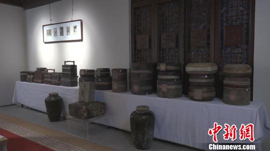 Выставка чая и древних чайных принадлежностей шаньсийских купцов, занимавшихся торговлей по Великому чайному пути