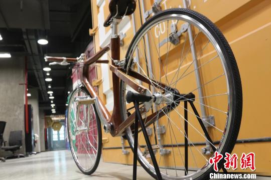 Китаец создал велосипед из розового дерева