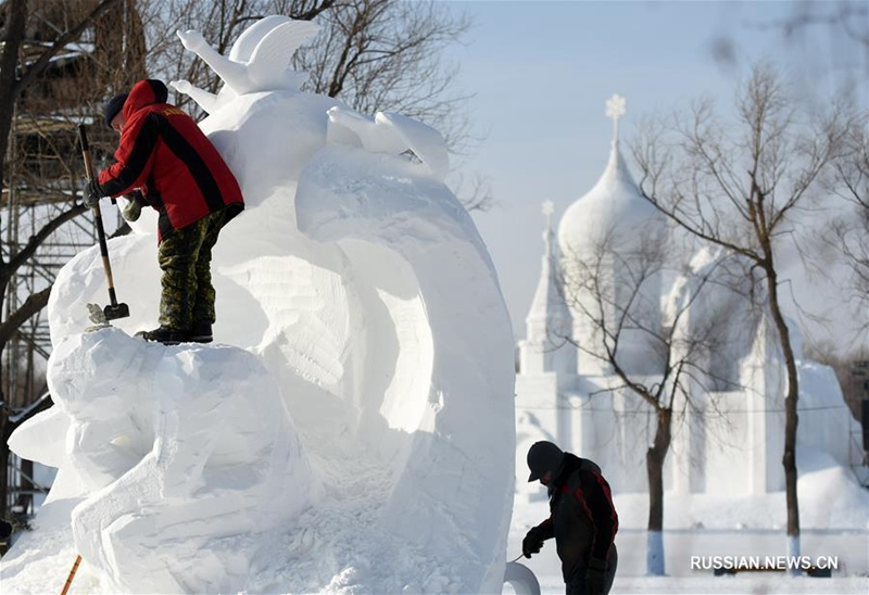 Участники 23-го Международного конкурса снежных скульптур трудятся над своими творениями