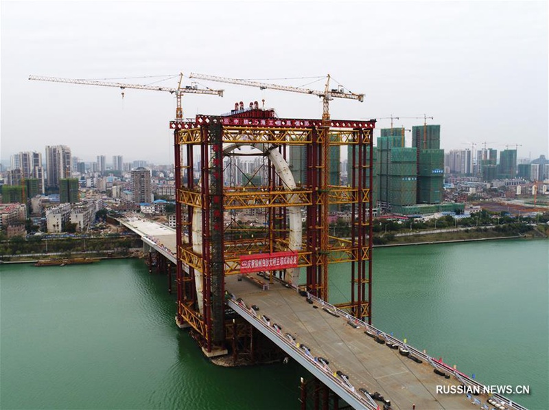 В Лючжоу завершена смычка моста с антисимметричной конструкцией главной опоры