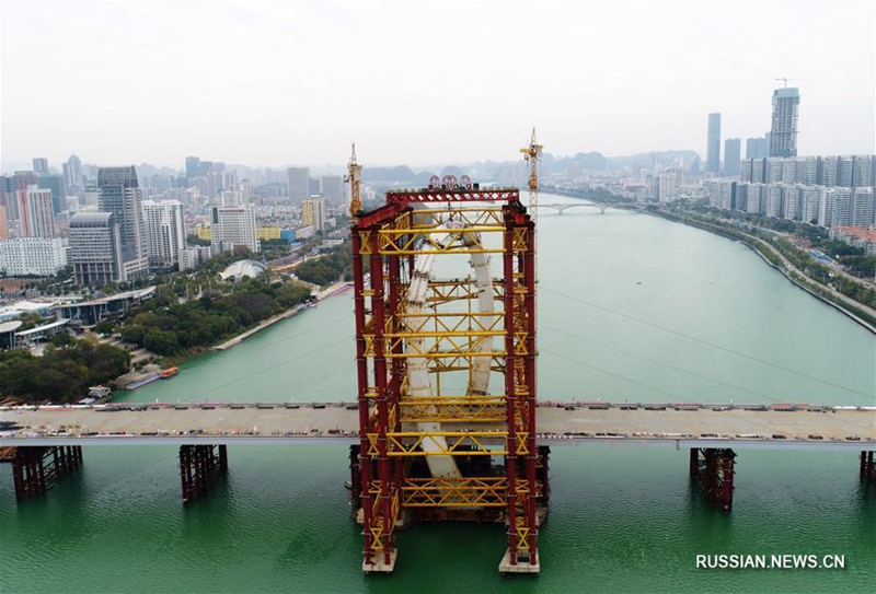 В Лючжоу завершена смычка моста с антисимметричной конструкцией главной опоры