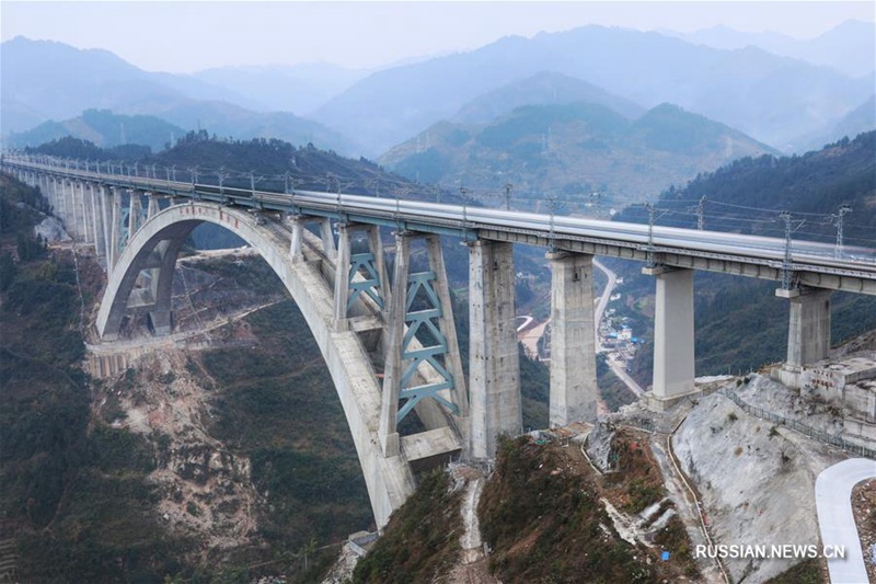 В провинции Гуйчжоу завершено строительство первого в мире железнодорожного арочного моста с глубоко вмонтированным в скалу фундаментом арочных опор