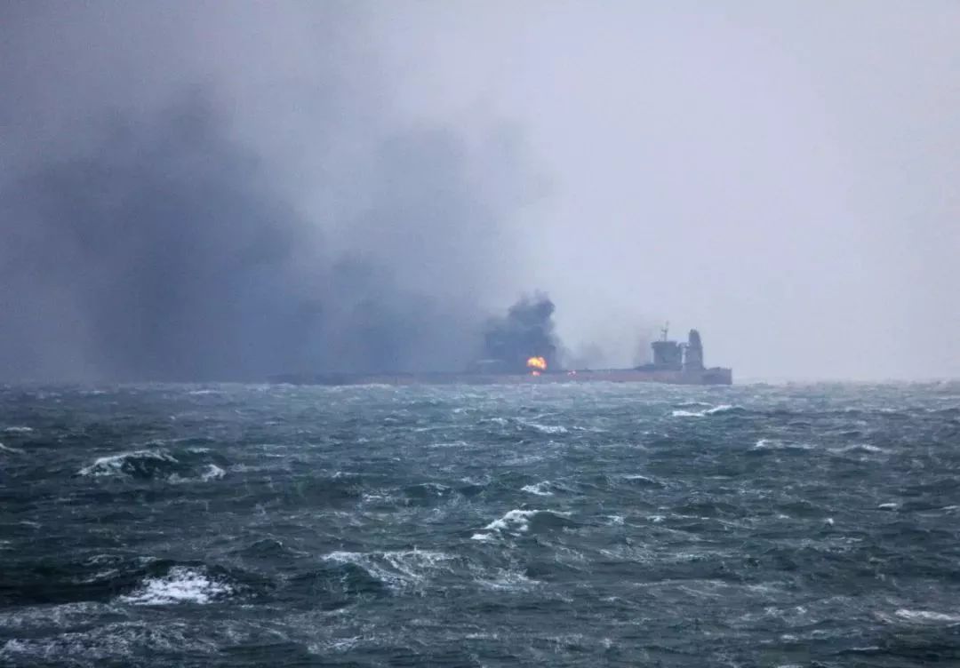 На танкере "SANCHI" в Восточно-Китайском море наблюдается сильная дефлаграция