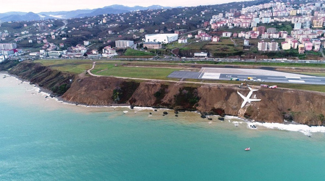 В Турции пассажирский самолет при посадке выкатился за ВПП и едва не упал в море