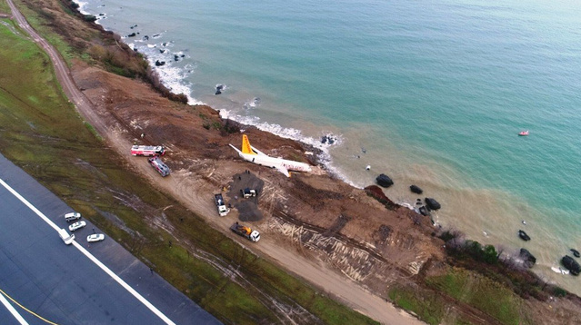 В Турции пассажирский самолет при посадке выкатился за ВПП и едва не упал в море
