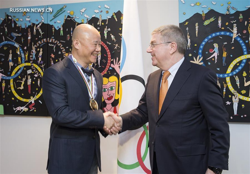 Президент МОК вручил медаль Пьера де Кубертена китайскому художнику
