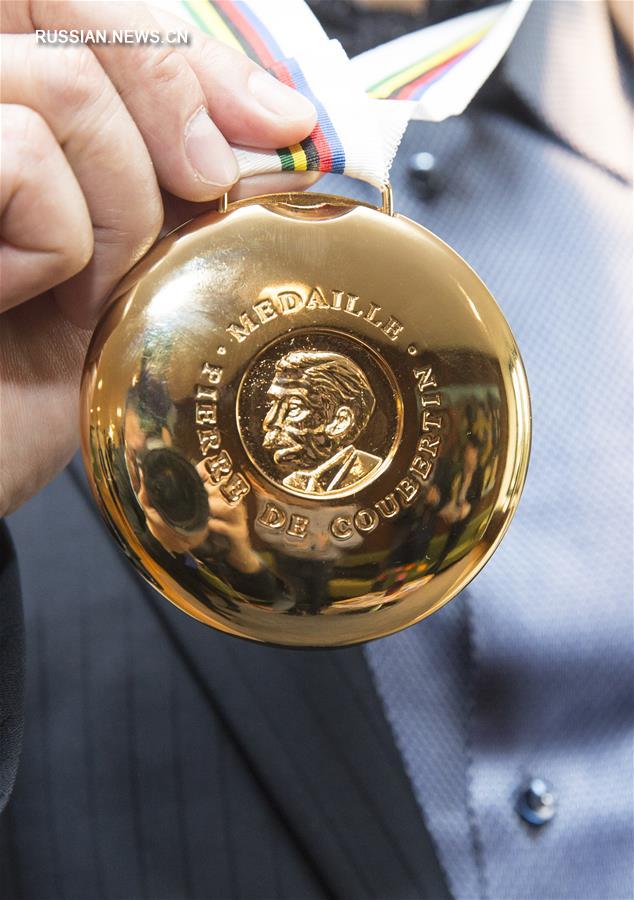 Президент МОК вручил медаль Пьера де Кубертена китайскому художнику