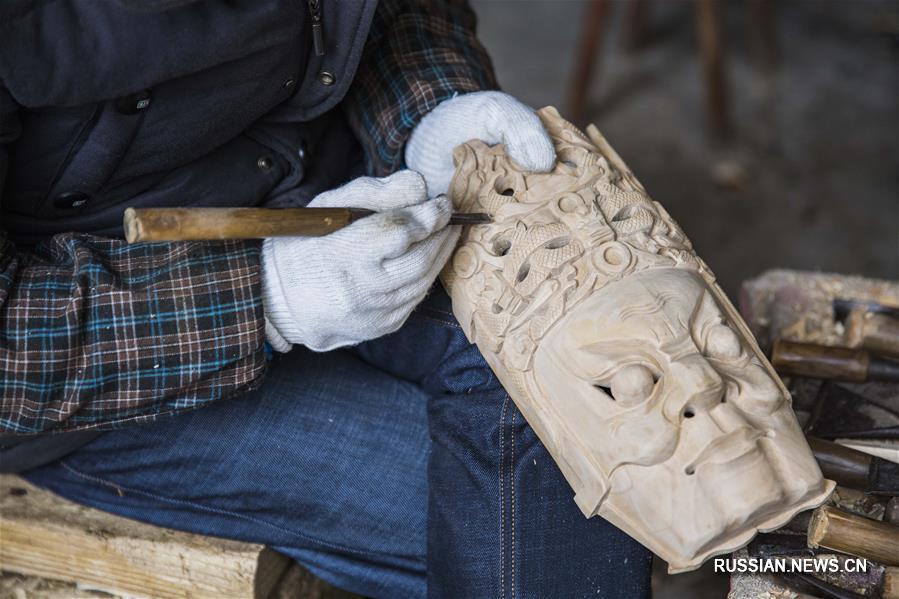 Изготовление масок для традиционной китайской музыкальной драмы в провинции Гуйчжоу