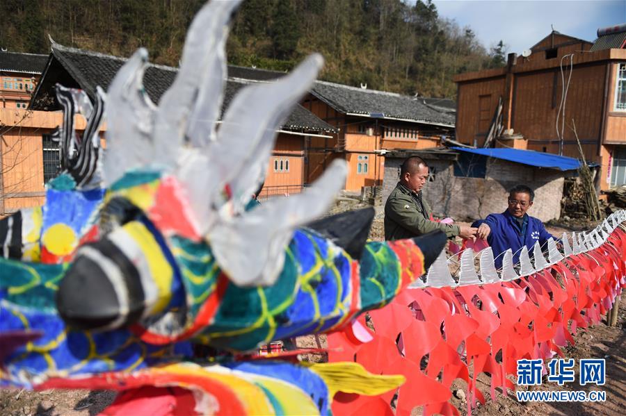 Жители провинции Гуйчжоу сделают бумажного дракона на Праздник весны