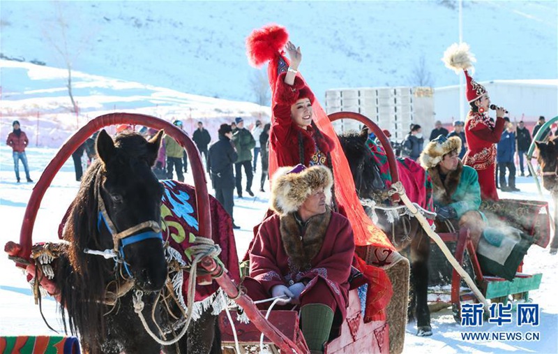 16 января на церемонии окрытия Фестиваля льда и снега в округе Алтай исполнители катаются на санях с лошадьми
