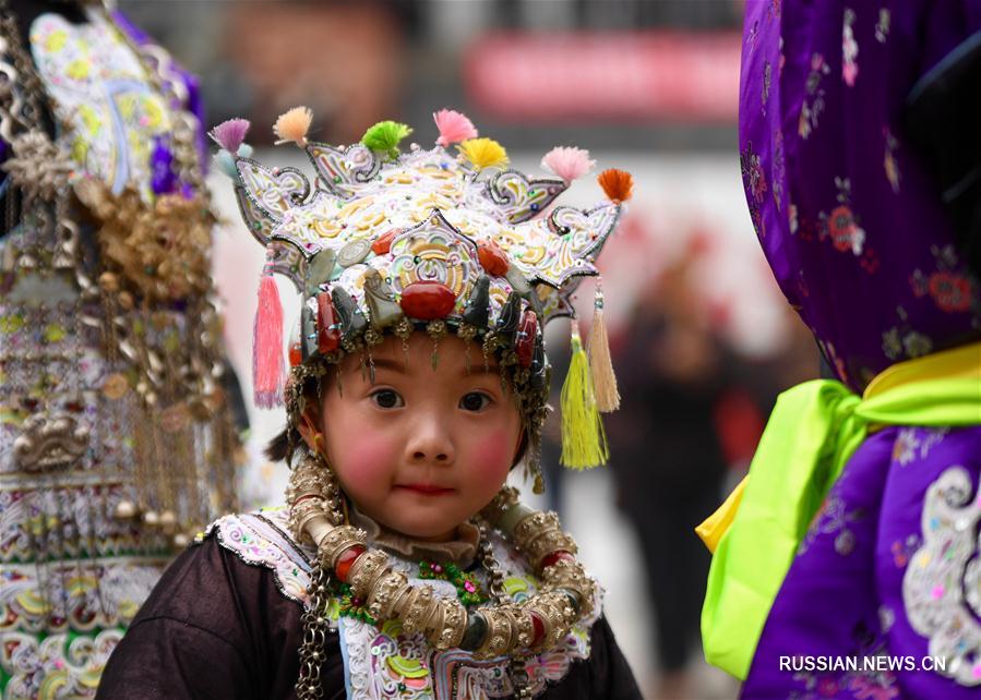 Детские головные уборы народности дун на праздновании дунского Нового года