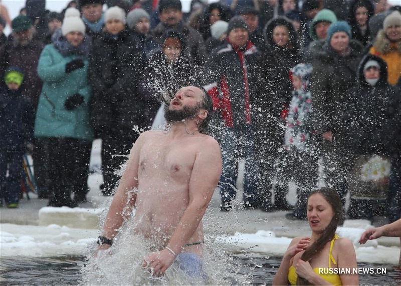 Купанием в Днепре киевляне отметили праздник Крещения