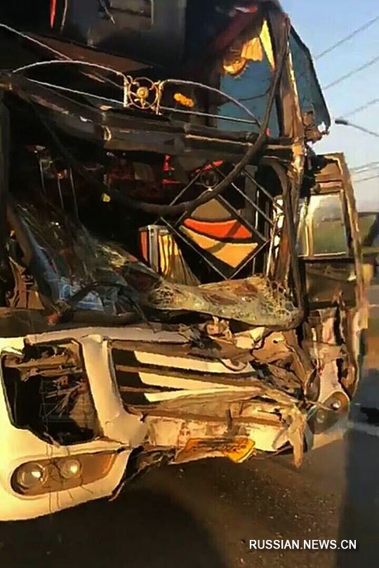 Автобус с китайскими туристами врезался во впереди идущий транспорт в Таиланде, 17 человек пострадали