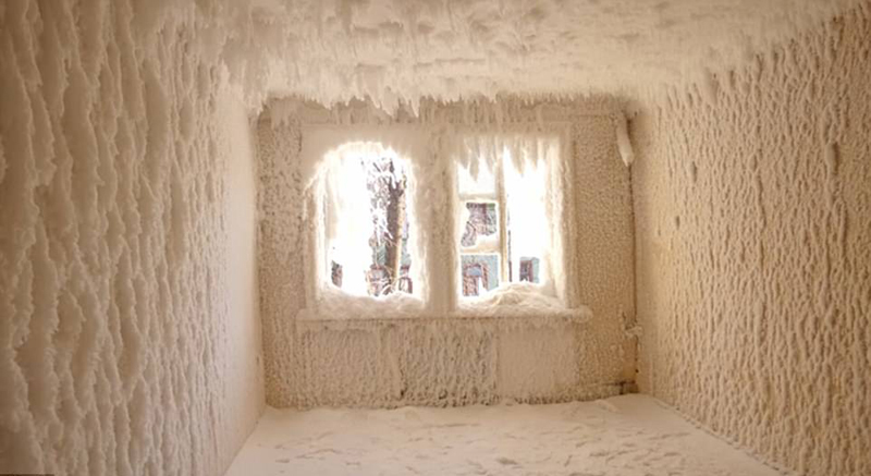 В России заброшенный дом превратился в снежный дворец