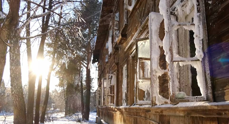 В России заброшенный дом превратился в снежный дворец