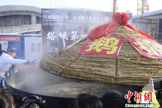 Огромный котел с гусиным пловом появился в Синьцзяне