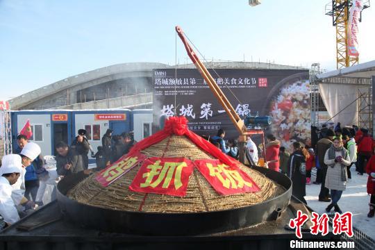 Огромный котел с гусиным пловом появился в Синьцзяне