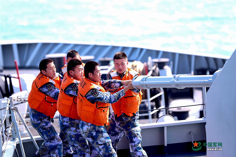 Китайские десантные корабли приняли участие в военных маневрах