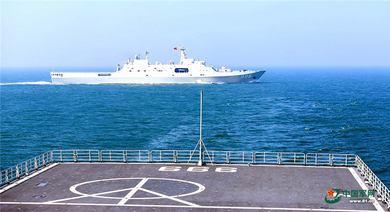 Китайские десантные корабли приняли участие в военных маневрах