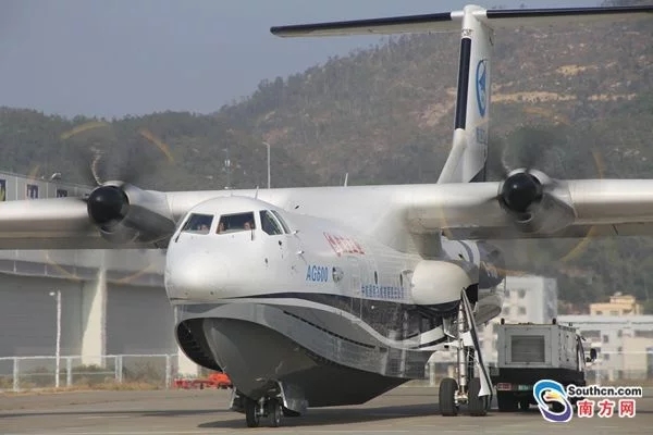 Китайский самолет-амфибия AG600 совершил испытательный полет над Чжухаем