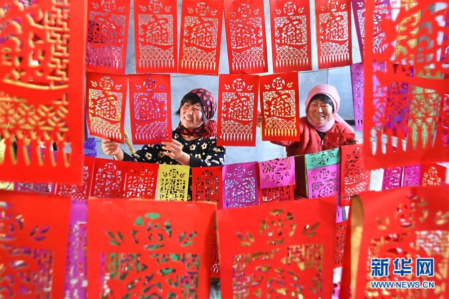 Изготовление узоров на дверь к китайскому Новому году в провинции Шаньдун