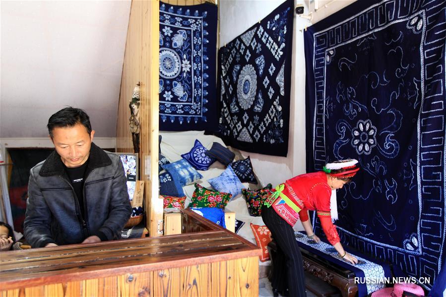 Супруги Дуань -- потомственные мастера узелкового батика народности бай