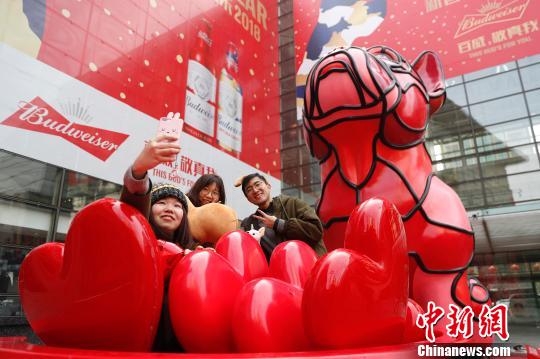 Статуя большого красного бульдога появилась в Шанхае