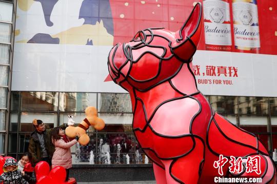 Статуя большого красного бульдога появилась в Шанхае