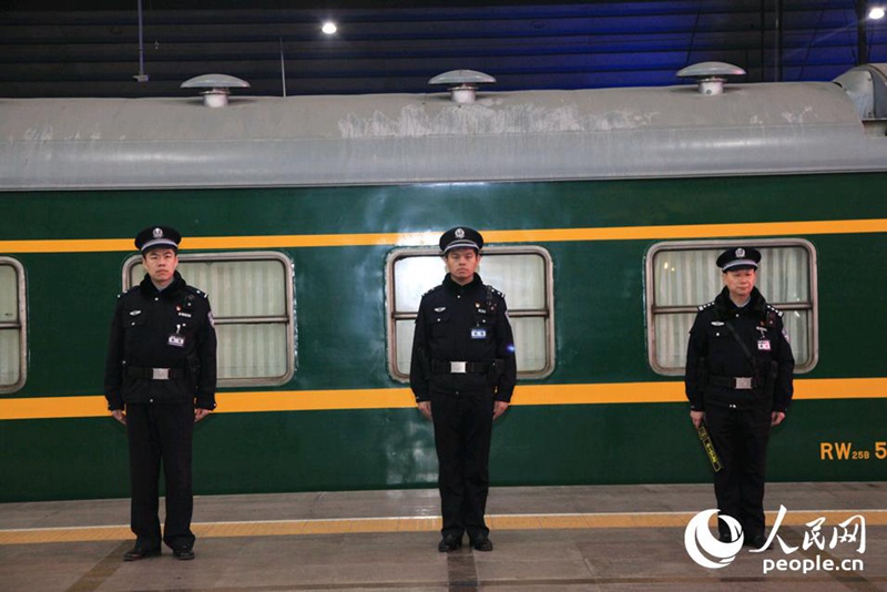 Ранним утром 1 февраля, в первый день пика пассажирских перевозок по случаю праздника Весны транспортные полицейские готовы к работе