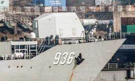 Почему ВМФ НОАК установил “гигантскую пушку” на старом корабле?