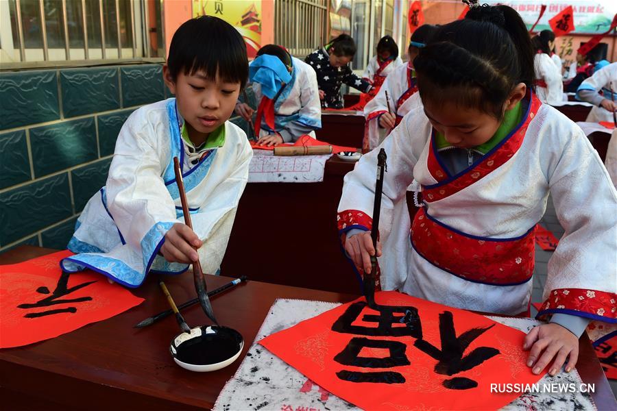 Праздничные пожелания от юных каллиграфов Цанчжоу