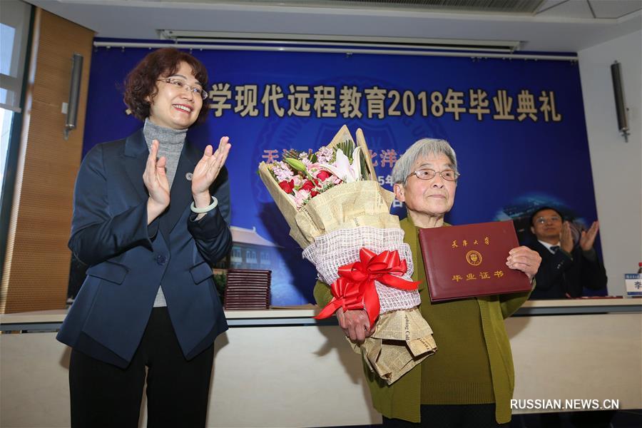 81-летняя "бабушка-студентка" получила диплом об окончании Тяньцзиньского университета