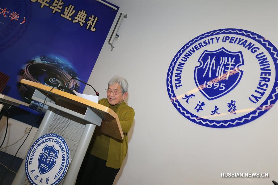 81-летняя "бабушка-студентка" получила диплом об окончании Тяньцзиньского университета