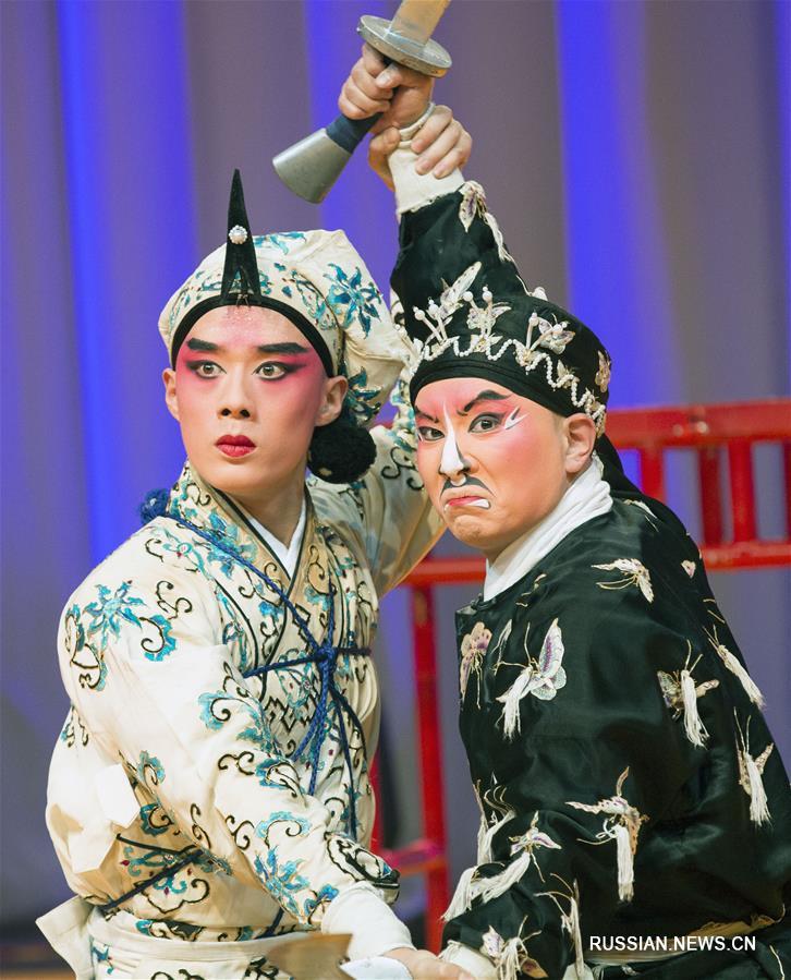 Выступление Чжэцзянской труппы музыкальной драмы уцзюй на праздничном приеме в посольстве КНР в Швейцарии