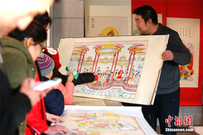 К празднику Весны пекинцы покупают новогодние картинки