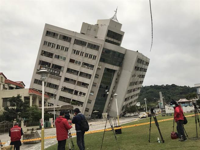 До четырех человек возросло число погибших в результате землетрясения на Тайване