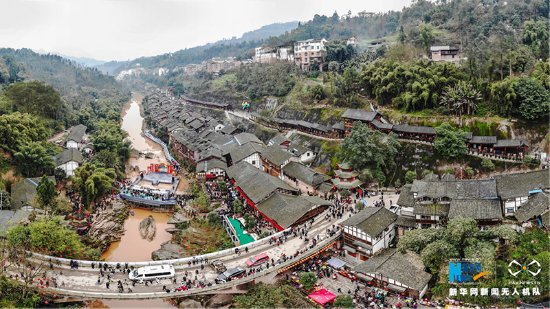 Пиршество длиной в тысячу метров состоялось в городе Чунцин