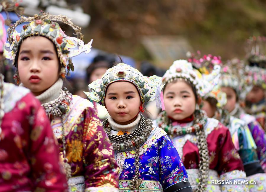 Дети народности дун на празднике в деревне Цэньлэ