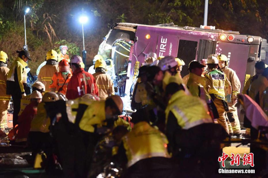 По меньшей мере 19 человек погибли в результате опрокидывания двухэтажного автобуса в Сянгане
